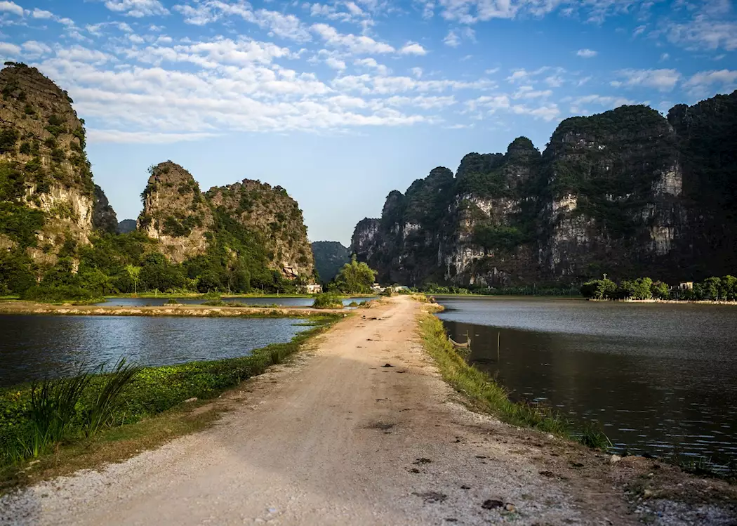 Ninh Binh Bike Tour: Hoa Lu, Tam Coc, Kenh Ga 2 Days
